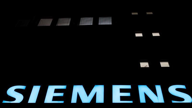 The Siemens-Logo an einem Gasturbinen-Werk in Berlin. Foto: Ralf Hirschberger/Archivbild The Siemens-Logo an einem Gasturbinen-Werk in Berlin. Foto: Ralf Hirschberger/Archivbild