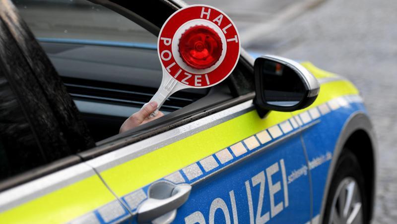 Eine Haltekelle wird aus einem Streifenwagen gehalten. Foto: Carsten Rehder/dpa/Symbolbild Eine Haltekelle wird aus einem Streifenwagen gehalten. Foto: Carsten Rehder/dpa/Symbolbild