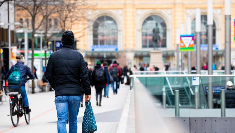 Menschen gehen durch die Innenstadt von Hannover. Werden die Corona-Regeln wieder verschärft?.