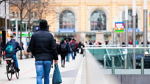 Menschen gehen durch die Innenstadt von Hannover. Werden die Corona-Regeln wieder verschärft?.