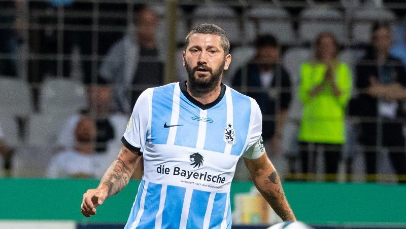 Sascha Mölders von München spielt den Ball.