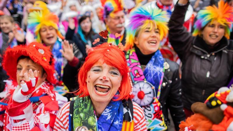 Vom ganzen Herzen singen Jecken zum Karnevalsauftakt auf dem Kölner Heumarkt.