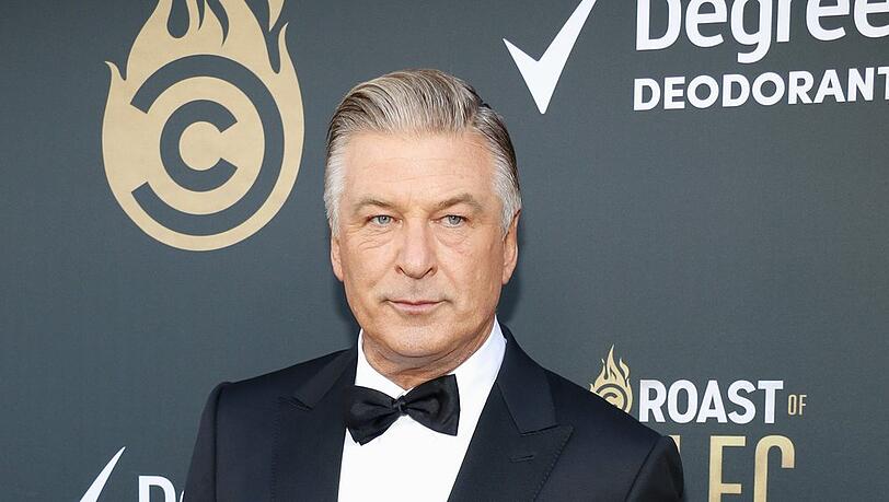 Alec Baldwin drohen im Fall einer Verurteilung zwischen 18 Monaten und drei Jahren Haft.