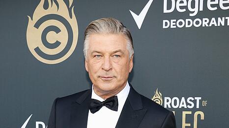 Alec Baldwin drohen im Fall einer Verurteilung zwischen 18 Monaten und drei Jahren Haft.