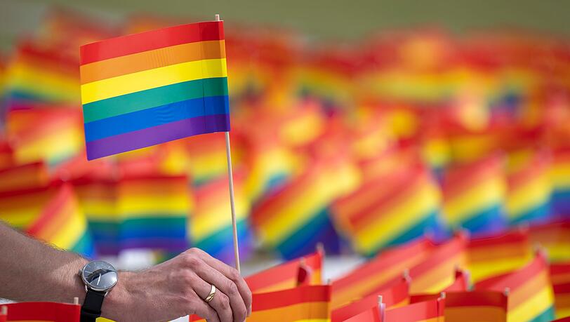Auch gegen die Regenbogenfahne wurde bei den Vereinten Nationen schon protestiert. Sie symbolisiert Toleranz gegenüber allen Menschen, die sich nicht im traditionellen Rollenbild zwischen Mann und Frau sehen. (Archiv)