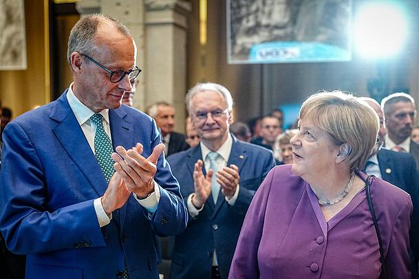 Seitdem die damalige CDU-Vorsitzende Angela Merkel Friedrich Merz 2002 vom Vorsitz der Unionsfraktion verdrängt hatte, gilt das Verhältnis der beiden CDU-Granden als belastet. Sie hatte ihren ersten Wahlgang 2005 gewonnen, wenngleich nicht alle Unions-Abgeordneten für sie stimmten. Seitdem die damalige CDU-Vorsitzende Angela Merkel Friedrich Merz 2002 vom Vorsitz der Unionsfraktion verdrängt hatte, gilt das Verhältnis der beiden CDU-Granden als belastet. Sie hatte ihren ersten Wahlgang 2005 gewonnen, wenngleich nicht alle Unions-Abgeordneten für sie stimmten.