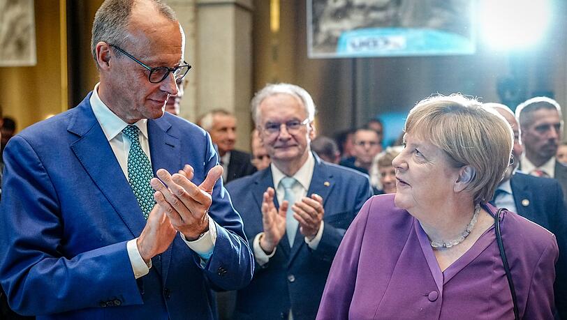 Seitdem die damalige CDU-Vorsitzende Angela Merkel Friedrich Merz 2002 vom Vorsitz der Unionsfraktion verdrängt hatte, gilt das Verhältnis der beiden CDU-Granden als belastet. Sie hatte ihren ersten Wahlgang 2005 gewonnen, wenngleich nicht alle Unions-Abgeordneten für sie stimmten. Seitdem die damalige CDU-Vorsitzende Angela Merkel Friedrich Merz 2002 vom Vorsitz der Unionsfraktion verdrängt hatte, gilt das Verhältnis der beiden CDU-Granden als belastet. Sie hatte ihren ersten Wahlgang 2005 gewonnen, wenngleich nicht alle Unions-Abgeordneten für sie stimmten.
