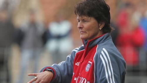 Klare Ansagen: Trainerin Sissy Raith will die nötige Distanz zum Team halten. Klare Ansagen: Trainerin Sissy Raith will die nötige Distanz zum Team halten.