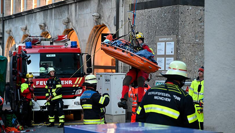 Aufgrund ihrer Verletzungen musste die Frau liegend transportiert werden.