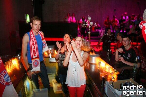 Ein schöner Anblick: Die sexy Bayern-Fans beim Public Viewing im Neuraum. Mehr Bilder gibt's unter www.nachtagenten.de