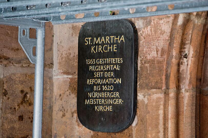 Ein Feuer hat in der Altstadt in Nürnberg gewütet und den Dachstuhl der Kirche St. Martha völlig zerstört. Die Bilder vom Feuer, von den Löscharbeiten und wie das Gebäude jetzt aussieht.