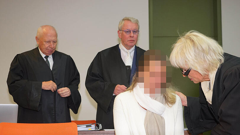 Die Angeklagte mit ihren drei Verteidigern (v.l.) Steffen Uffer aus München und den beiden Hamburger Anwälten Gerhard Strate und Annette Voges. Die Angeklagte mit ihren drei Verteidigern (v.l.) Steffen Uffer aus München und den beiden Hamburger Anwälten Gerhard Strate und Annette Voges.