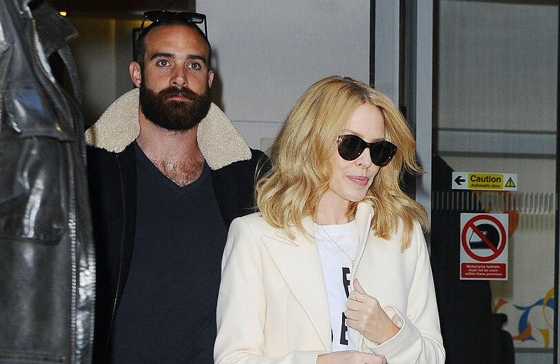 Joshua Sasse und Kylie Minogue