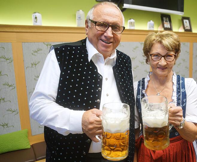 Toni und Christl Roiderer vom Hacker: 1. Das überlasse ich immer der Kapelle - was bewegendes isses immer. Und die Himmel der Bayern leuchtet festlich. - 2. Bier - 3. Das Teufelsrad, da war ich heuer auch schon mit meinem Enkel Toni.