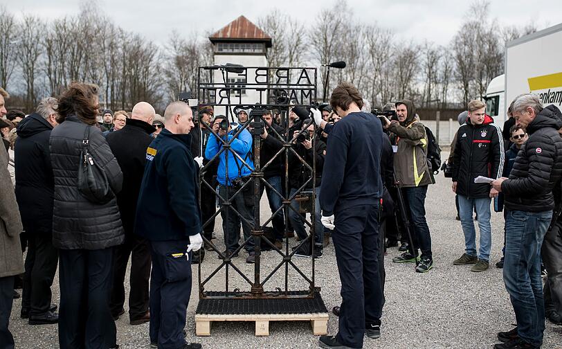 Die Bilder von der Rückkehr des KZ-Tors in Dachau.