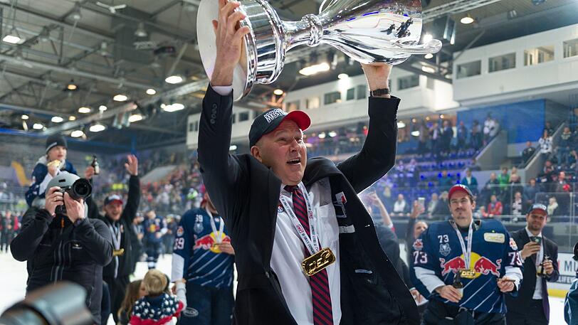Der Meistermacher: EHC-Coach Don Jackson mit dem DEL-Pokal nach dem Titelgewinn der vergangenen Saison.
