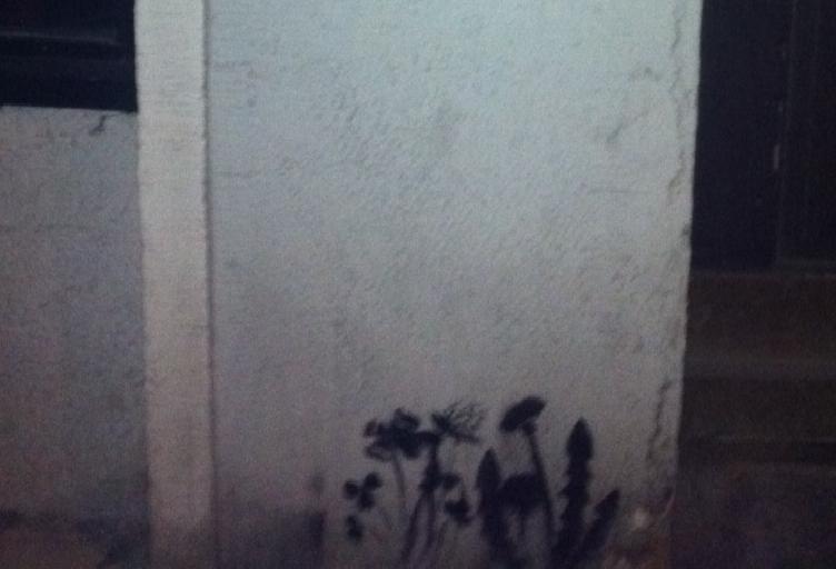 Mittels einer Schablone wurden die Blumen aufgesprüht.