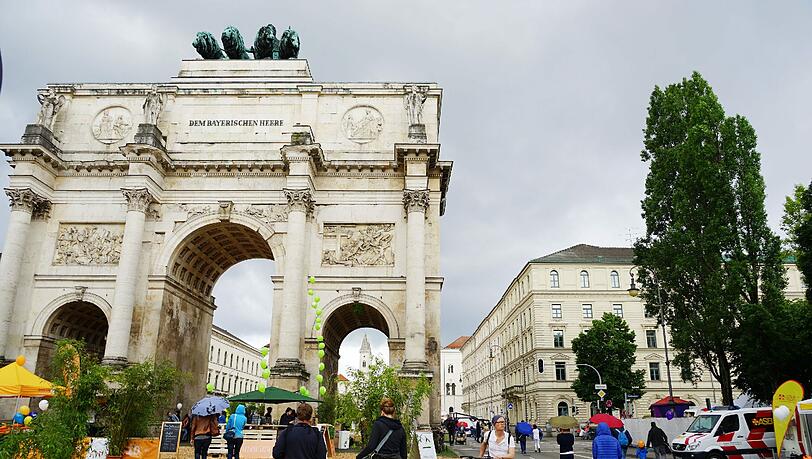 Dem Regen zum Trotz: Unter dem Motto „Miteinander Füreinander“ genossen die Münchner am Samstag Musik, Theater, Literatur, Tanz und Diskussionen auf der Feiermeile. Dem Regen zum Trotz: Unter dem Motto „Miteinander Füreinander“ genossen die Münchner am Samstag Musik, Theater, Literatur, Tanz und Diskussionen auf der Feiermeile.