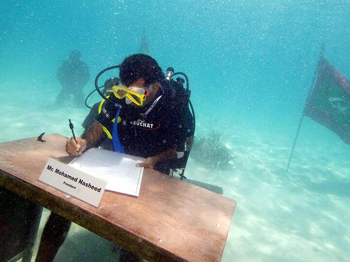 Hilfeschrei: Mohamed Nasheed, Staatsoberhaupt der Malediven, im Jahr 2009 bei der weltweit ersten Unterwasser-Kabinettssitzung einer Regierung.