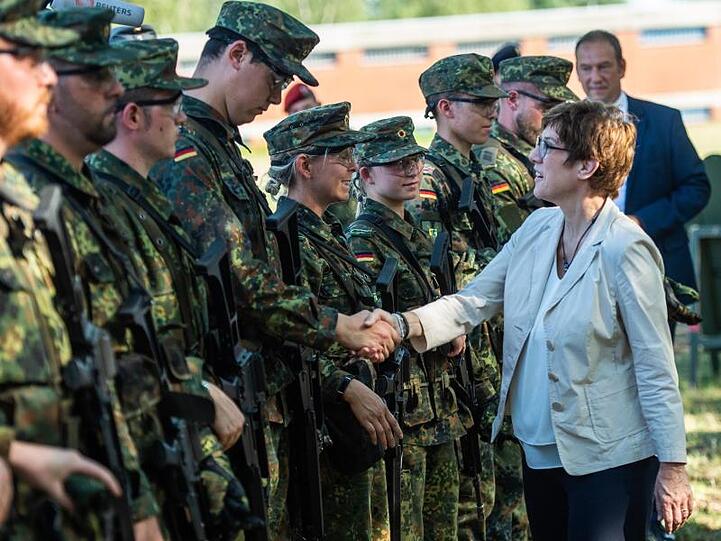 Fordert deutlich mehr Geld und eine stärkere Anerkennung für die Bundeswehr: die Verteidigungsministerin Annegret Kramp-Karrenbauer.