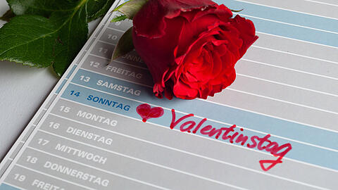 In einigen Geschäften in München kann man auch noch am Valentinstag Blumen, Pralinen oder Zutaten für ein Menü besorgen. (Symbolbild).