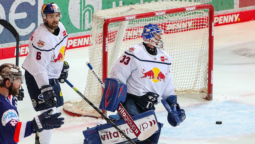 EHC Torhüter Danny aus den Birken nach dem zweiten Gegentor, das Casey Bailey für die Iserlohn Roosters erzielen konnte.