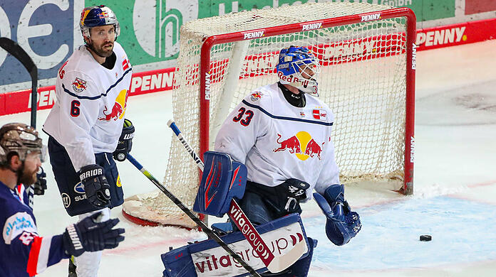 EHC Torhüter Danny aus den Birken nach dem zweiten Gegentor, das Casey Bailey für die Iserlohn Roosters erzielen konnte.