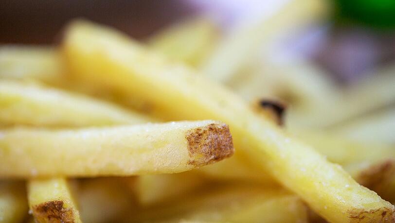 Ungesunde Lebensmittel werden in Großbritannien nicht mehr im Internet beworben. Im Fernsehen darf die Junk-Food-Werbung erst ab 21 Uhr laufen. (Symbolbild)