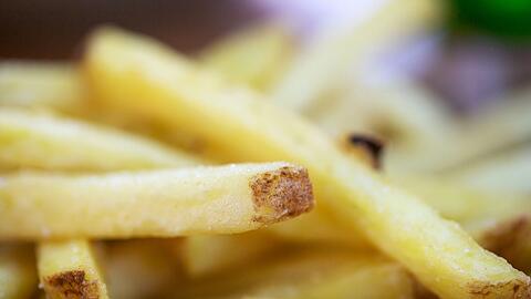 Ungesunde Lebensmittel werden in Großbritannien nicht mehr im Internet beworben. Im Fernsehen darf die Junk-Food-Werbung erst ab 21 Uhr laufen. (Symbolbild)