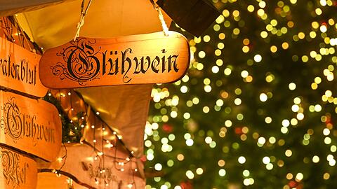 Weihnachtsmarktfans können den ersten Punsch auf einem der Märkte trinken. (Archivbild)