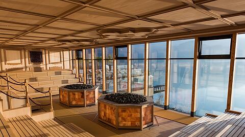 Saunagänge mit Panoramablick in der Kristall Therme Kochel am See.