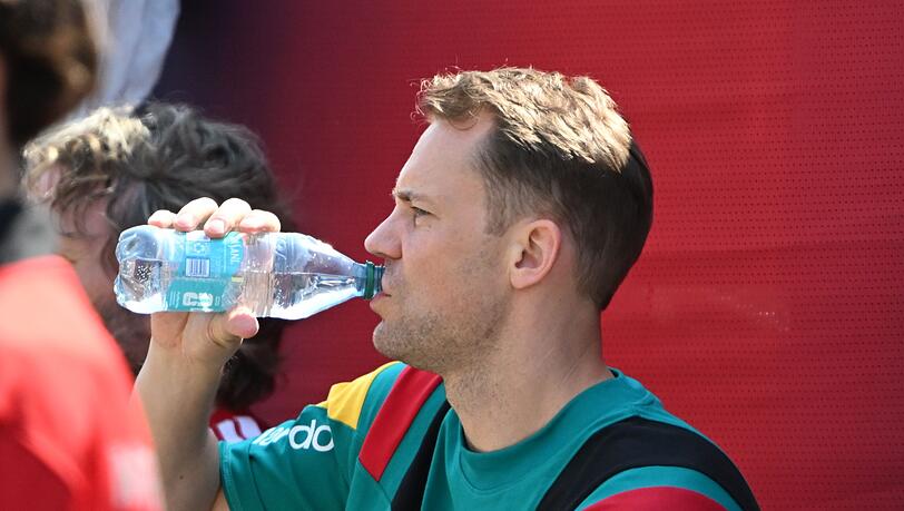 Hat auch ohne Einsatz Durst: Fußball-Nationaltorhüter Manuel Neuer. Hat auch ohne Einsatz Durst: Fußball-Nationaltorhüter Manuel Neuer.