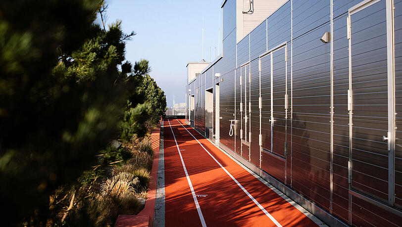 Auf dem Dach des M1 der Macherei in Berg am Laim gibt es eine 160-Meter-Tartanbahn. Hier findet ein Laufkurs statt. Auf dem Dach des M1 der Macherei in Berg am Laim gibt es eine 160-Meter-Tartanbahn. Hier findet ein Laufkurs statt.