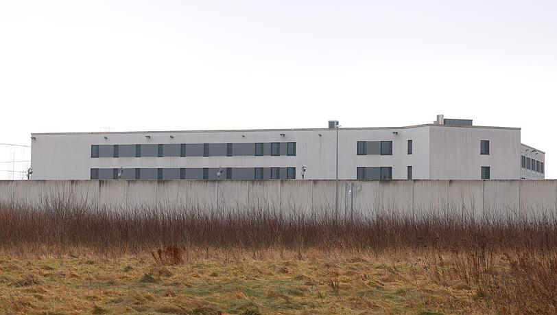 Zwei Verfahren in Zusammenhang mit Misshandlungsvorwürfen gegen frühere Mitarbeiter der JVA Augsburg-Gablingen sind zusammengeführt worden. Eine Entscheidung über ein Hauptverfahren gibt es noch nicht. (Archivbild) Zwei Verfahren in Zusammenhang mit Misshandlungsvorwürfen gegen frühere Mitarbeiter der JVA Augsburg-Gablingen sind zusammengeführt worden. Eine Entscheidung über ein Hauptverfahren gibt es noch nicht. (Archivbild)