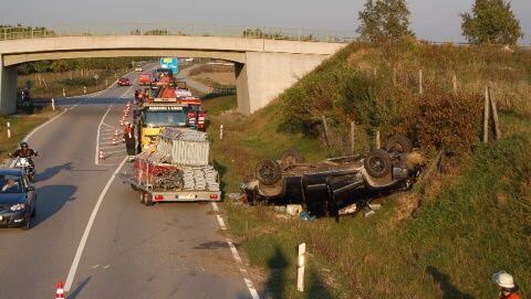 Aus bisher unbekannten Gründen kam bei Garching ein Lkw mit Anhänger ins Schleudern und überschlug sich. Weil der Fahrer nicht mehr ausweichen konnte, baute auch ein zweites, entgegenkommendes Auto einen Unfall. Aus bisher unbekannten Gründen kam bei Garching ein Lkw mit Anhänger ins Schleudern und überschlug sich. Weil der Fahrer nicht mehr ausweichen konnte, baute auch ein zweites, entgegenkommendes Auto einen Unfall.