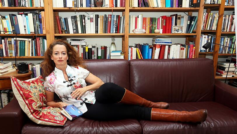Bevor Julia von Miller ihre Gesangskarriere gestartet hat, hat sie eine Ausbildung zur Buchhändlerin gemacht. Ihrer Wohnung sieht man das durchaus an. Bevor Julia von Miller ihre Gesangskarriere gestartet hat, hat sie eine Ausbildung zur Buchhändlerin gemacht. Ihrer Wohnung sieht man das durchaus an.