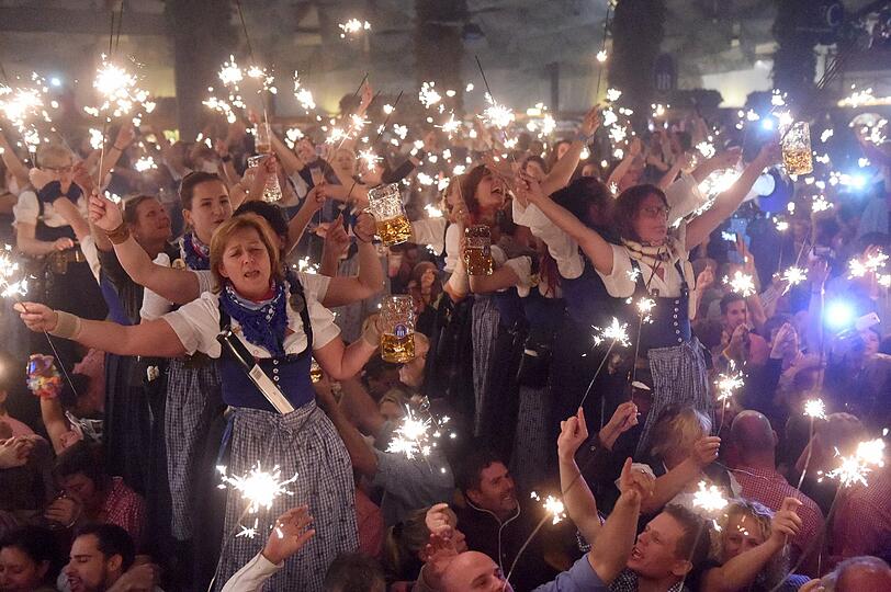 Der traditionelle Kehraus in den Wiesn-Zelten. Die Bilder!