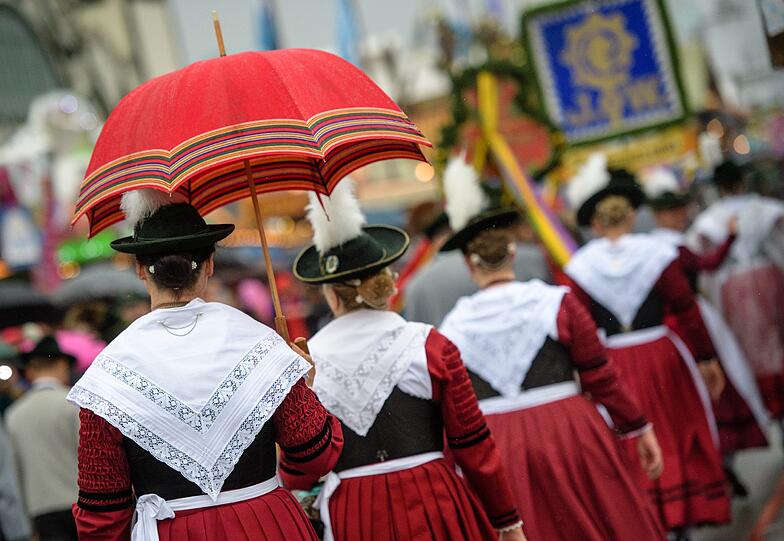 Bei Regen und kühlen Temperaturen waren die Festwirte zuvor in einem bunten Umzug auf Pferdewagen zum Festgelände gezogen
