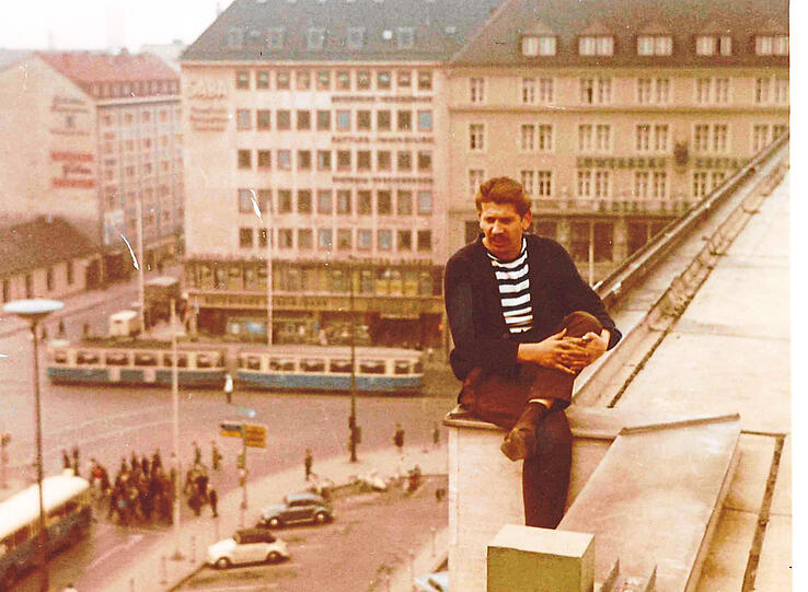 Fensterputzer des Hauptbahnhofs: Georg Laschinger sitzt Ende der 60er auf dem Dachvorsprung der Schalterhalle in 21 Metern Höhe.