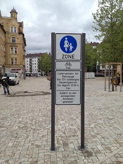 Die Fußgängerzone auf dem Platz ist ausgeschildert. Am 21. und 22. Juni wird der Harras mit Feierlichkeiten offiziell eingeweiht.