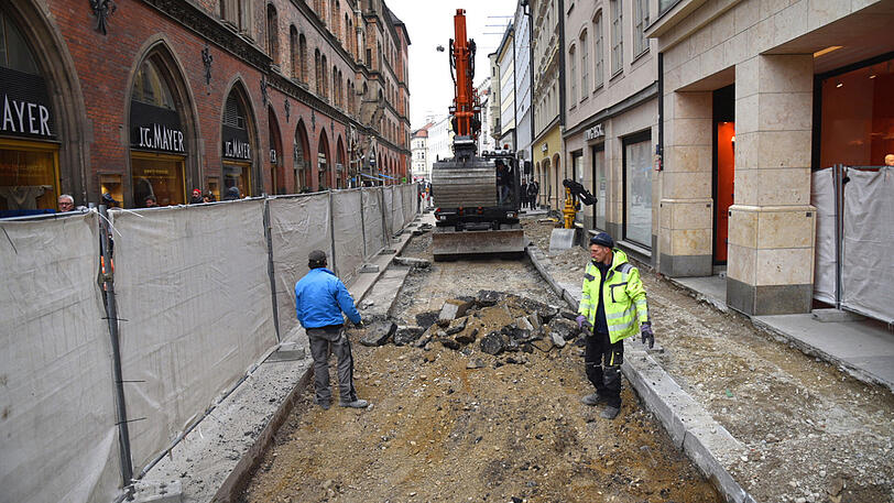 In der Dienerstraße wird gerade der Gehsteig aufgerissen.