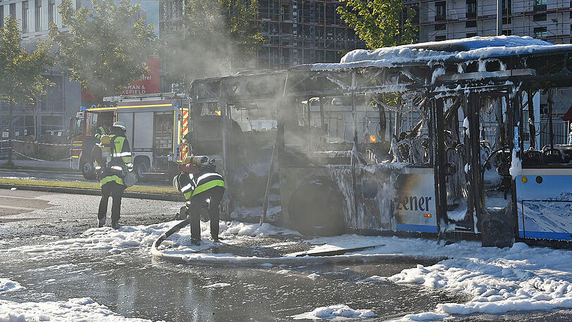 Der Bus fing auf der Fahrt plötzlich Feuer - sehen Sie hier die Bilder des Feuerwehreinsatzes.