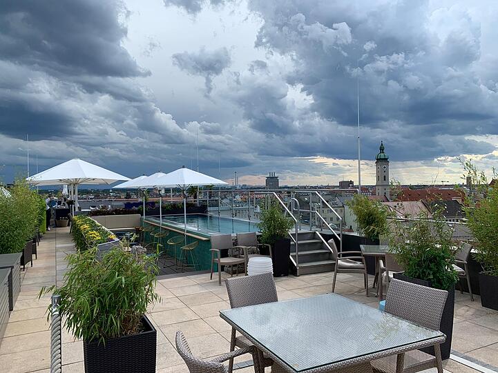 Hoteldach und Restaurant sind schon geöffnet. Die 73 Zimmer und Suiten werden noch bis Oktober renoviert.