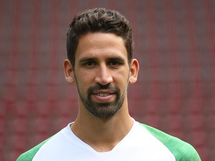 Rani Khedira vom FC Augsburg posiert für ein Foto. Foto: Karl-Josef Hildenbrand/dpa/Archivbild