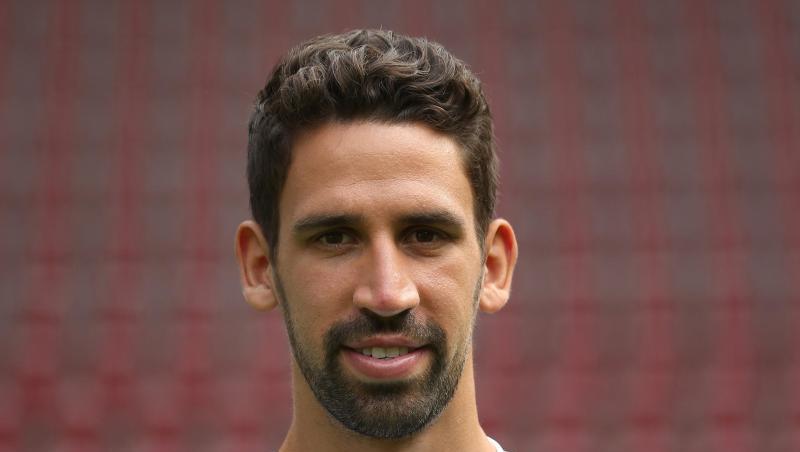 Rani Khedira vom FC Augsburg posiert für ein Foto. Foto: Karl-Josef Hildenbrand/dpa/Archivbild Rani Khedira vom FC Augsburg posiert für ein Foto. Foto: Karl-Josef Hildenbrand/dpa/Archivbild