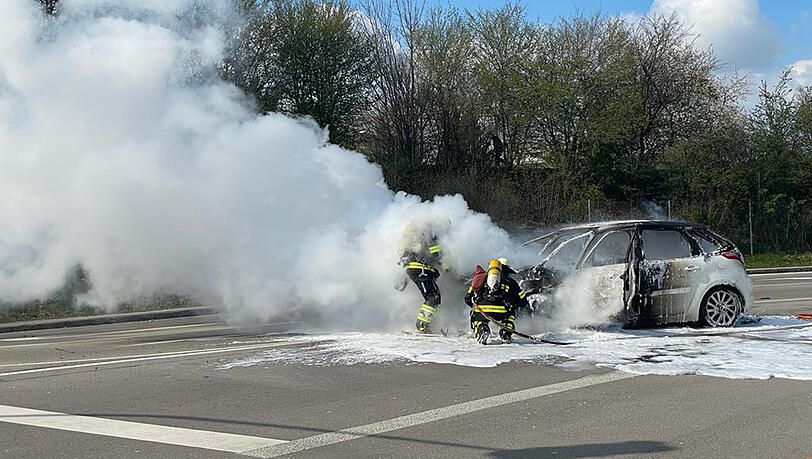 Die Feuerwehr löschte das brennende Auto, das auf der Kreuzung stand.