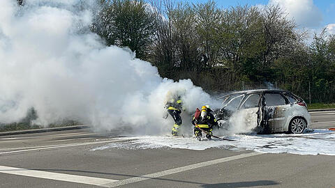 Die Feuerwehr löschte das brennende Auto, das auf der Kreuzung stand.