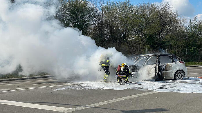 Die Feuerwehr löschte das brennende Auto, das auf der Kreuzung stand.