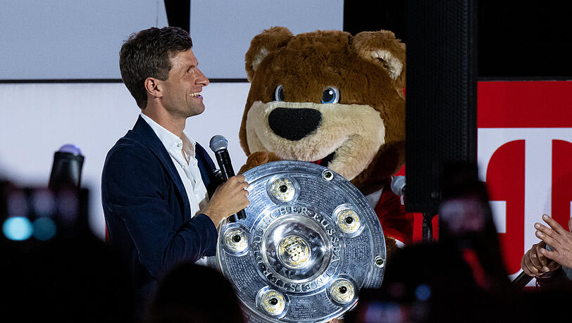 Thomas Müller gibt bei der Meisterfeier den Ton an.
