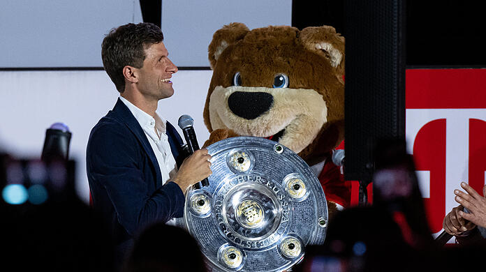 Thomas Müller gibt bei der Meisterfeier den Ton an.